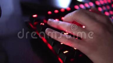 在游戏玩家`的手在键盘上，积极按下按钮，在网上玩MMO游戏。 背景资料